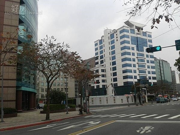 6瑞光路上有不少辦公大樓,商業氣息濃厚。