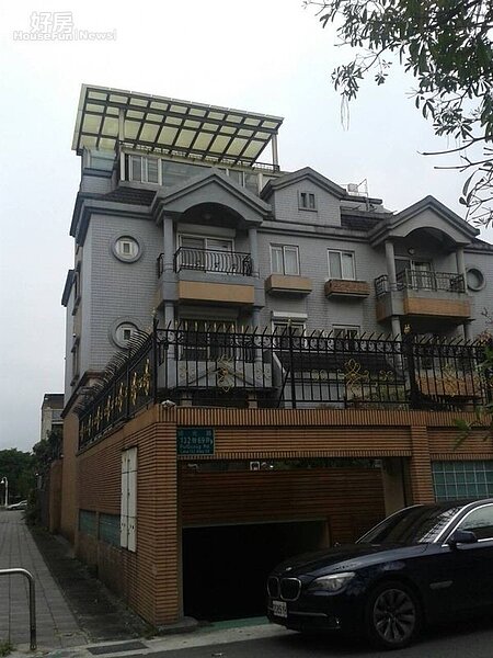 7「大華山莊」有部分別墅擁有私人車庫。