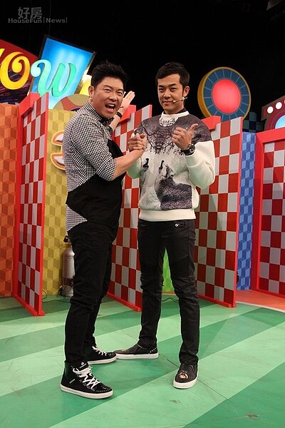 8姚元浩(右)、曾國城搭檔主持「萬秀大勝利」,兩人都住內湖。(中視提供)