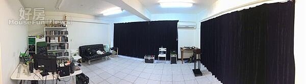 
2.整個工作的全景可以清楚看到中間有6到8坪的空間，是趙正明練習魔術的地方，牆上的黑色布簾則是為了營造出舞台上的感覺而特別打造。