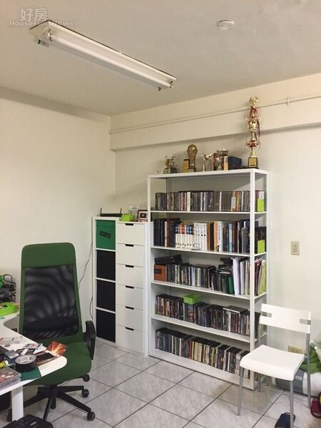 
3.熱愛魔術的趙正明，鑽研魔術十幾年，工作室中除了辦公、處理業務用的電腦桌，後方的白色書櫃上更是玲瑯滿目的魔術相關書籍以及教學DVD。