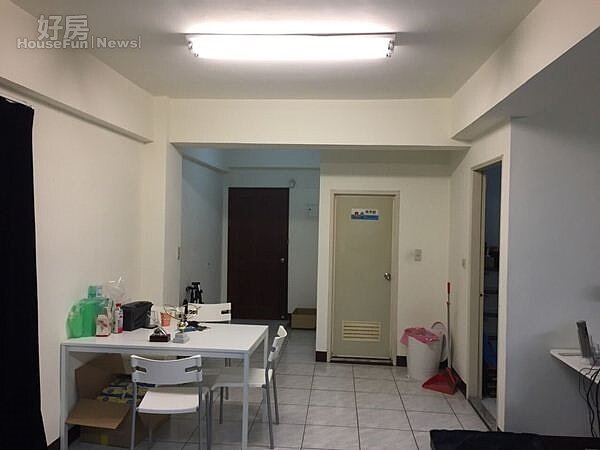 
4.電腦桌另外一頭還有個小餐桌，旁邊就是廁所，而廁所前方的門進去是儲藏室。