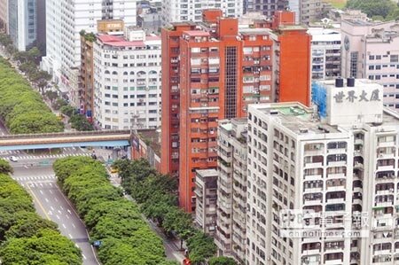 
台北市大安區平均房價，依國人存款的金額，要存20年才能存到「頭期款」。（陳宥臻攝）
 