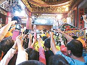 白沙屯媽祖出發　上萬信眾簇擁行