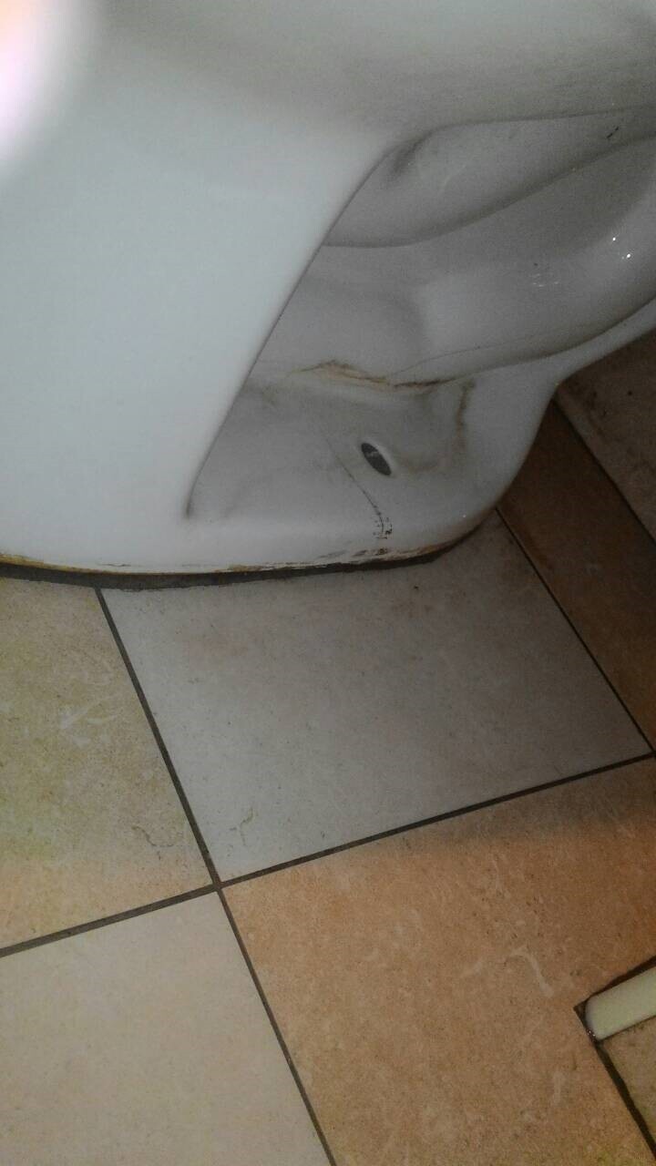 交屋後才發現馬桶底部破裂,不斷漏水。(截取自PTT/simonliu0810提供)