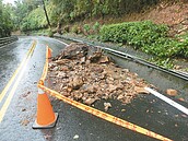 落石坍方　霧台到佳暮單線通車