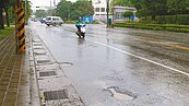 連日大雨　小港區路面大坑洞