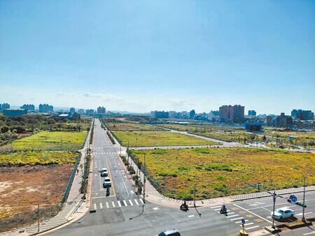 桃園市中壢體育園區位於台鐵中壢站後站,新闢道路多且筆直寬敞,但缺乏交通號誌,易發生交通事故,地方喊話市府及早規畫改善。(廖姮玥攝)