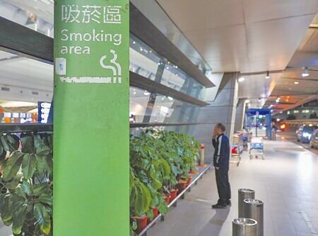 台北市長蔣萬安日前拋出「無菸城市」構想,但卻卡在中央法規。圖為桃園機場戶外吸菸區。(陳麒全攝)