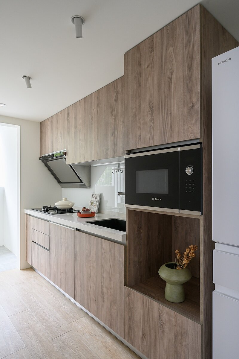 廚房配置Bosch全嵌型洗碗機、微波燒烤爐,建商協助裝設完成電器櫃。圖/現場提供