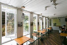 二樓另一區則是由貨櫃所改成的座位區，大型落地窗將陽光引入室內，空間明亮且寬敞。