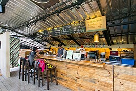 二樓的咖啡吧台也是廢棄的棧板所搭建而成，在這邊可以享受到香醇濃郁的雨林咖啡。