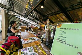 在咖啡吧台區不僅可以喝咖啡，也可付費學習咖啡的產地、沖泡等相關知識。