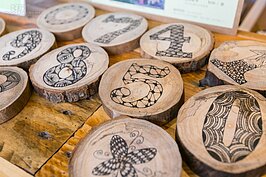 利用廢棄原木所做成的咖啡杯墊十分的古樸溫暖。