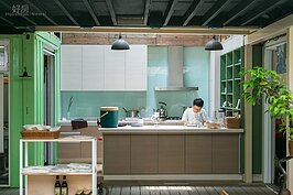 屋頂透光的廚房。在這邊所料理的美食充滿陽光的能量。