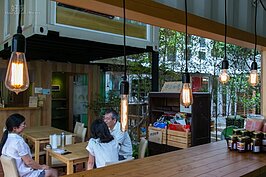 怕熱的人可以選擇門口處的座位區，一杯咖啡一碗豆花，三五好友談天說地，人生快哉莫過於此。