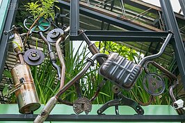 利用廢棄的汽車零件所組成的造景藝術品。