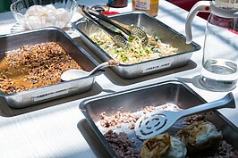 共同廚房除了張羅客人們的餐點，也負責員工夥伴的三餐。看似不起眼登不了名堂的員工餐卻是營養滿點。