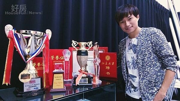 1.陳日昇是魔術比賽常勝軍,擅長舞台魔術、互動魔術及近距離魔術演出。