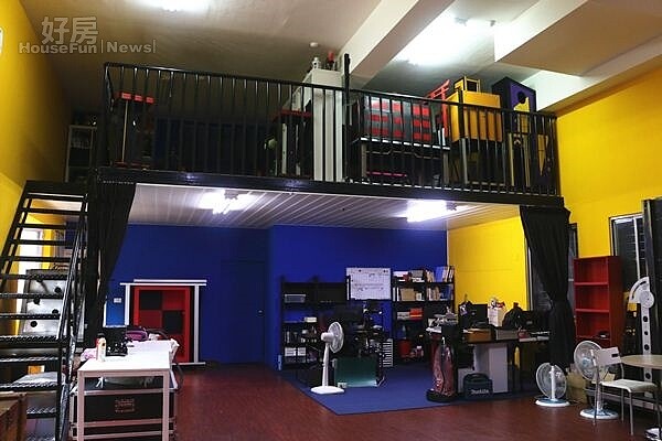 2.新粉刷好的牆壁以藍黃配色,整個工作室看起來很有活力。
陳日昇的工作室大約40坪,空間大也方便他跟夥伴練習魔術。