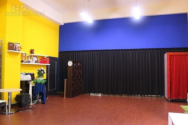 4.辦公區域上頭的隔間還加裝了黑色布簾,拉起來就可以變成獨立空間。