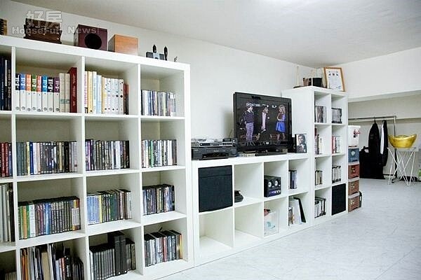 5.小閣樓上以白色系為主,除了電視、DVD播放器,還擺了很多魔術書籍跟影音。