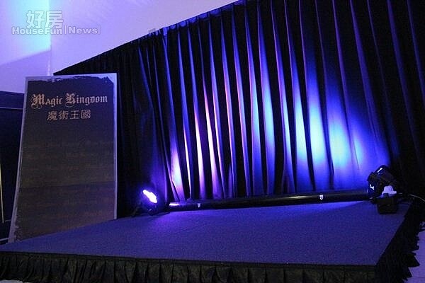 7.簡易舞台大小約2米乘以3米,搭建起來再搭配燈光,很有氣氛。