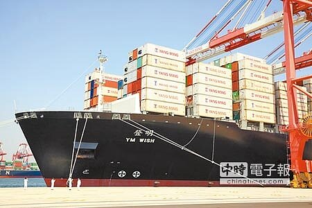 航運界進入大船競賽,陽明海運逆勢擱置評估中的1.8萬及2萬TEU(標準櫃)建造計畫,認為1.4萬TEU較為有利。圖為陽明首艘1.4萬TEU貨櫃輪「登明輪」。(本報資料照片)