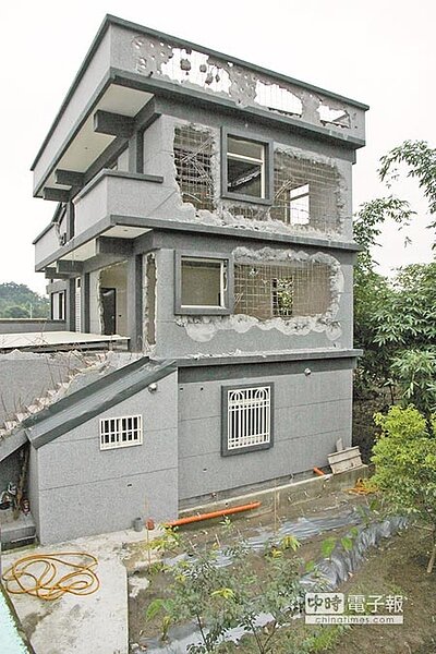 宜蘭縣政府重申既有農舍之農地農用管理方針,希望追回9/10農地恢復農用,圖為合法農舍的部分違章建築被建設處依法拆除。(簡榮輝攝)