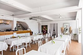 Ampls Villa民宿新開張才不過兩年，已經在網路上擁有高知名度，由裡到外都是白色的色調。雖然高雅，但是面對冬季常下雨的水湳洞氣候，卻也讓民宿主人頭疼不已。