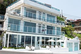 水湳洞一直以來以「陰陽海」著稱，很多遊客到此欣賞了十三層遺跡後，就會經由金瓜石前往九份。其實在水湳洞這邊的簾洞社區，是一個值得細細品味的好地方。近年來多了許多間民宿，例如這間以海景山景白屋著稱的Ampls Villa。