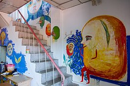 肚子餓了想歇個腳，可以到旁邊的由日式廢棄禮堂改裝而成的山城美館休息一下，這裏有許多當地藝術家與創作者所創作的各式樣商品與藝術品讓遊客尋寶。同時這裡也有許多便宜的民宿可以洽詢。