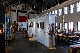 怕熱的人裡面也有用餐區可以享受美食。