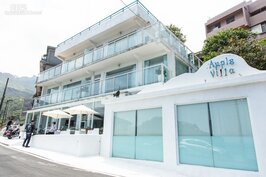 白色的建築與淡藍色的玻璃與欄杆，營造出一股希臘愛情海氛圍。