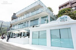 白色的建築與淡藍色的玻璃與欄杆，營造出一股希臘愛情海氛圍。