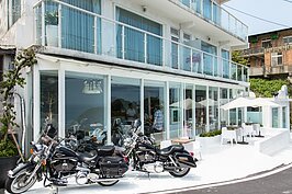 不怕熱的人，戶外區是最佳賞海點。