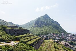 十三層遺址與基隆山。