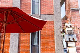 由廢棄的冰箱、裁縫機以及廚房內的鍋碗瓢盆所打造而成的機器人，表情令人玩爾。