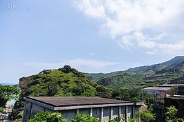 簾洞社區可遠眺十三層遺址。