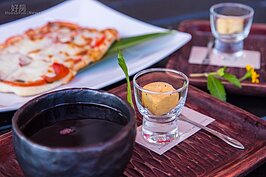 冰鎮的酸梅湯以及一片手工PIZZA，價格雖然有點小貴，但是口味卻是一級棒。