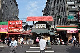 作為一座有80年歷史的傳統市場，新富市場在1950年代曾是萬華居民的生活重心，以其為中心逐漸發展成今天的東三水街、新富市場；然隨著環南市場及外圍商圈的興盛而流失客源，傳統終究難免式微。