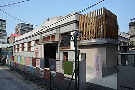 2006年新富市場正式公告為市定古蹟，並在2013年完成修復工程，隔年招標由忠泰建設取得九年經營權，著手進行活化重生。