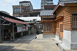 原已廢棄的市場管理員辦公室，在重生之後，與後來衍生而開的新富市場比鄰，畫面有趣