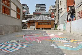 市場後方的地板，有許多孩童創意的塗鴉