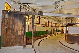 館內有許多新富市場的重要文化資產，從日式木門中就可看見兩排陳列的模型與實品供人參觀。