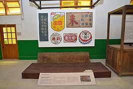 過去的招牌與現在大不同，沒有霓虹燈與日光燈，卻擁有樸素的人情味