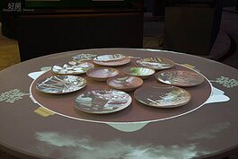 剛進到屋內，馬上見到的是充滿藝術感的瓷盤，以投印方式打在空白的瓷盤上，為市場增添不同的風情。