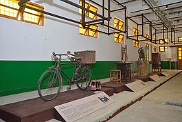 過去的交通工具、招牌、生財器具等，流露出一股濃濃的＂思想起＂味道