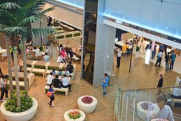 B1的美食街目前已有多家餐廳，還有屈臣氏、全家便利商店等進駐