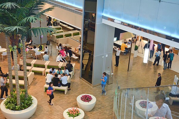 新北市汐止規模最大的購物商場「遠雄購物中心」8日正式開幕營運,開幕期間的第1個週末舉辦園遊會等活動,吸引不少民眾、附近上班族前往逛街,目前有美食街及部分餐廳開幕,未來還有健身館、傢俱家飾陸續開幕。(好房網News記者 陳韋帆/攝影)